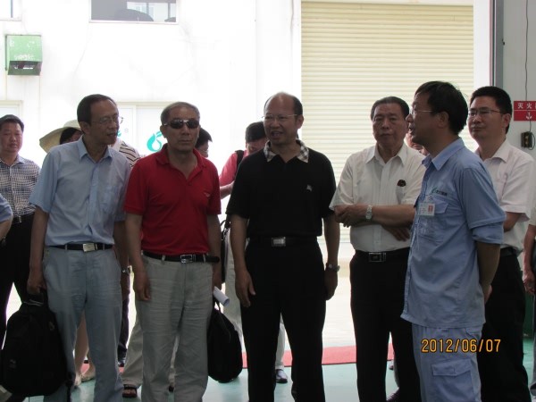 宋副會長考察組與武大綠洲公司領(lǐng)導(dǎo)緊密洽談中