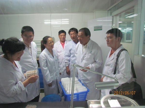 宋樹友會長考察團(tuán)參觀武大綠洲試驗(yàn)車間