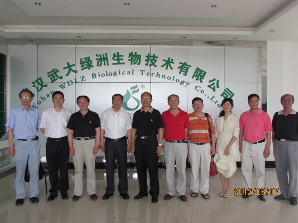 武大綠洲高層與宋樹友副會長等合影留念