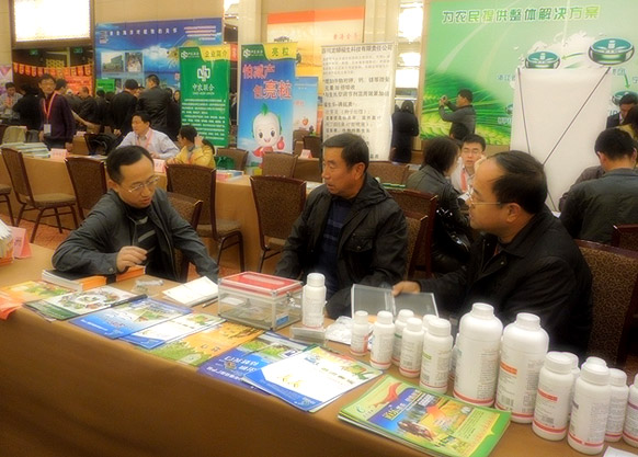 武大綠洲黃總與大會出席者親切交談