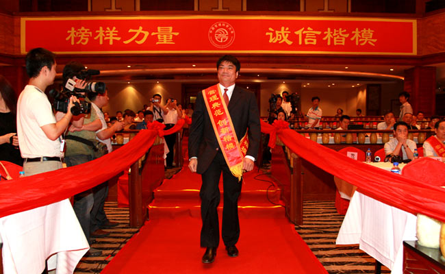 武大綠洲董事長(zhǎng)葉偉雄代表公司走紅毯