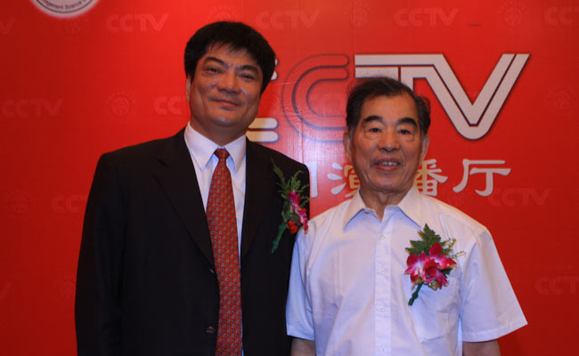 武大綠洲董事長(zhǎng)葉偉雄與參會(huì)各界交流