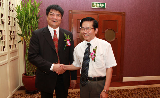 武大綠洲董事長(zhǎng)葉偉雄與參會(huì)各界交流