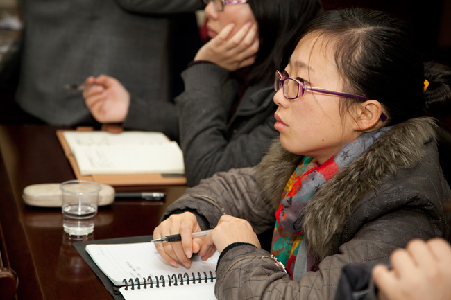 員工們聚精會(huì)神的聽(tīng)著課