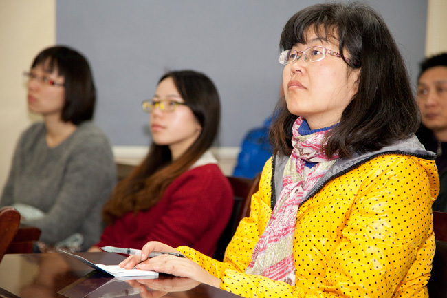 員工們一邊聽(tīng)一邊做筆記