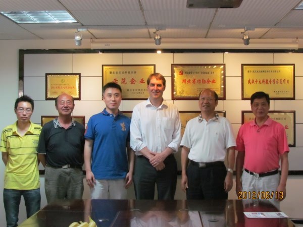 武大綠洲考察組與施拉特(武漢)分公司國家項目部經(jīng)理合影